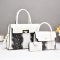 Set di tre borse da donna con motivo a coccodrillo ed elegante contrasto bianco - Bianco