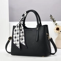 Elegante borsa in pelle nera con foulard in seta pied-de-poule su sfondo minimalista - Nero