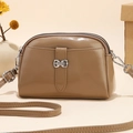 Elegante borsa a tracolla kaki con fibbia a fiocco argento e finitura in pelle liscia - Cachi