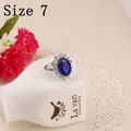 Anello con zaffiro blu reale ovale misura 7 e contorno di zirconi su base ceramica - US 7 / Blu/Argento