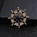 Gouden roer speld met donkerblauwe strassteentjes voor herenpakken en chique kostuums - Diepblauwe Strass (Gouden Basis)