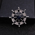 Zilveren stuurwiel broche met marineblauwe en heldere kristallen voor pakken - Diepblauwe Strass (Zilveren Basis)