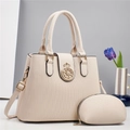 Détail du grand sac cabas beige texturé et du porte-monnaie avec logo couronne dorée - Blanc Cassé