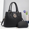 Zwarte gestreepte crossbody handtas voor dames met gouden embleem en bijpassende pouch - Zwart