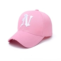 Casquette rose avec broderie blanche de la lettre N gothique et visière courbée - Rose
