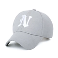 Casquette de baseball gris clair avec lettre N brodée en 3D blanc sur sergé de coton - Gris clair