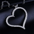 Collier avec pendentif cœur argenté serti de cristaux sur fond en cuir noir texturé - Argenté