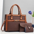 Set di tre borse marroni con motivo a coccodrillo, borsa a mano, pochette e porta carte - Marrone