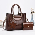 Sac à main marron foncé effet crocodile et portefeuille assorti avec bijou de sac - café
