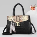 Sac à main noir structuré avec textures crocodile et serpent, orné d'un foulard en soie - Noir et Kaki