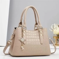 Sac à main chic abricot à motif crocodile avec breloque perle et détails dorés - Abricot