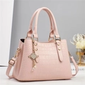 Sac à main rose clair à motif crocodile avec accessoires dorés et pendentif en perles - Rose