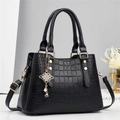 Borsa a mano nera classica motivo coccodrillo con ciondolo dorato e tracolla - Nero