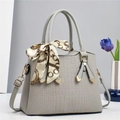 Détail du sac à main gris motif pierre avec boucle cœur et foulard en soie au manche - Gris