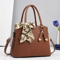 Sac à main marron texture crocodile avec foulard décoratif et boucles cœur dorées - Jaune Terre