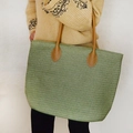 Détail d'un sac cabas vert en paille avec texture tissée et fines anses en cuir marron - Vert Militaire