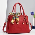 Sac à main rouge effet crocodile avec foulard en soie et pendentif cœur doré - Rouge
