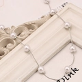 Elegante collar de perlas blancas sobre cadena plateada para mujer estilo coreano - Plata/Blanco