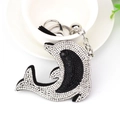 Dettaglio di ciondolo a delfino con strass bianchi e neri e anello portachiavi argento - Nero Con Strass Bianchi