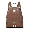 Detailansicht eines braunen Kunstleder-Rucksacks mit 3D-Struktur und goldenen Beschlägen - 24x12x28 / Kaffeebraun