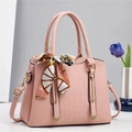Bolso saco rosa con estampado de piedra, herrajes dorados y pañuelo de seda decorativo - Rosa
