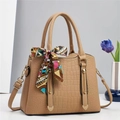Bolso beige de piel de cocodrilo con pañuelo de seda y correa desmontable - Caqui