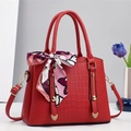 Detalle del bolso de cubo rojo con grabado de piedra, herrajes dorados y pañuelo de seda - Rojo