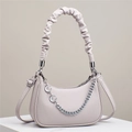 Detail der cremefarbenen Halbmond-Handtasche mit gerafftem Griff und Silberkette - Aprikose