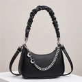 Elegante schwarze Hobo-Tasche mit vertikaler Textur und silbernem Mondketten-Accessoire - Schwarz