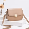 Elegante borsa a tracolla beige da donna con dettagli dorati su espositore moderno - Cachi