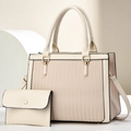 Set due pezzi con borsa a mano in pelle crema e bustina abbinata su supporti bianchi - Bianco Sporco