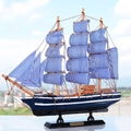 Modello di barca a vela mediterranea in legno 36cm con vele a strisce blu e bianche - Barca a Vela Blu Altezza 36cm M1421