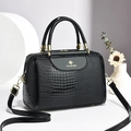 Elegante schwarze Handtasche in Krokodilleder-Optik mit Goldbeschlägen und Schultergurt - Schwarz