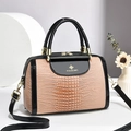 Elegante Handtasche in Nude-Rosa mit Kroko-Prägung, schwarzen Lackgriffen und Goldbeschlag - Khaki