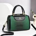 Grüne und schwarze Boston Bag mit Krokodilprägung, Griffen und goldener Hardware - Grün