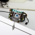 Mehrlagiges Lederarmband mit blauen Evil Eye Perlen und silbernem Federanhänger - Schwarz