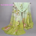 Dettaglio della sciarpa in chiffon verde erba con motivo tradizionale cinese di fiori e uccelli - Verde Erba