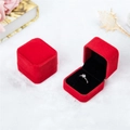 Dettaglio macro di scatole per anelli in velluto rosso con fodera nera e fiori - Rosso