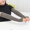 Primer plano de manguitos de punto acanalado marrón oscuro con diseño sin dedos - Talla única / Gris oscuro