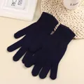 Dettaglio di guanti in maglia blu scuro con polsini elastici a coste per il caldo inverno - Taglia unica / Nero