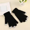 Dettaglio dei guanti in maglia nera con punta delle dita touch e polsini a coste - L / Nero