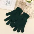 Primo piano di guanti in maglia verde scuro con polsini a coste per il calore - Taglia unica / Verde Scuro