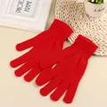 Dettaglio di guanti in maglia rossi con polsini a coste per il calore invernale - Taglia unica / Rosso