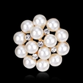 Elegante spilla a fiore dorata con perle bianche e cristalli su sfondo nero lucido - Stile D003-B (D003-B)