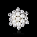 Elegante broche de flor con perlas blancas y diamantes de imitación en base de plata - Estilo Perla Flor (AA083-A)