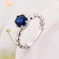 Anello di perline d'argento con uno zircone blu zaffiro taglio brillante tondo - US 7 / Stile Blu Rotondo a Sei Griffe (94470-)