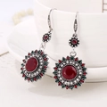 Vintage boheemse oorbellen met grote rode edelsteen en zonnebloem accenten van kristal - Antiek Zilver + Rood