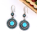 Vintage zilveren zonnebloem oorbellen met turquoise en kristallen op witte achtergrond - Antiek Zilver + Turkoois Blauw