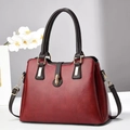 Sac à main minimaliste bordeaux avec bandoulière réglable et boucle dorée élégante - 30x13x22cm / Bordeaux