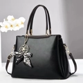 Bolso de mano negro clásico con colgante de flor dorada y lazo de leopardo en fondo blanco - 30x13x22cm / Negro